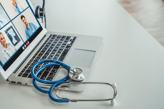 Telemedicine service online video call for doctor to actively chat with patient