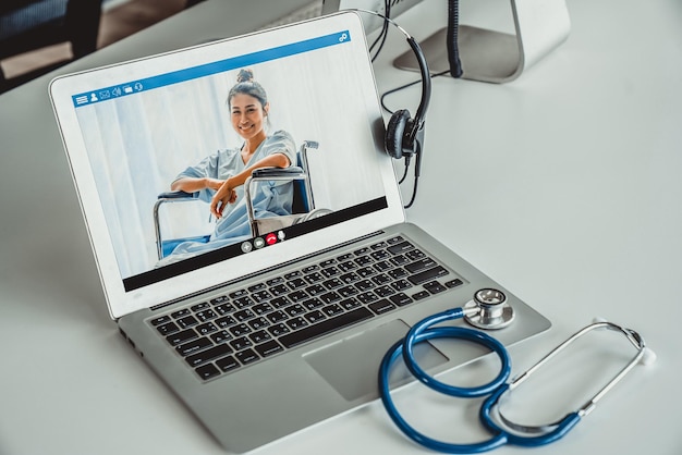 Telemedicine service online video call for doctor to actively chat with patient