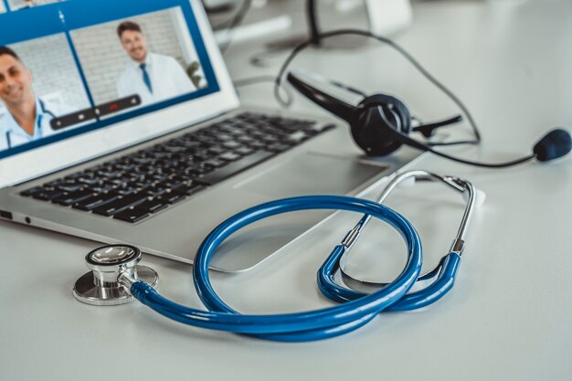 Telemedicine-service online videogesprek voor arts om actief met de patiënt te chatten