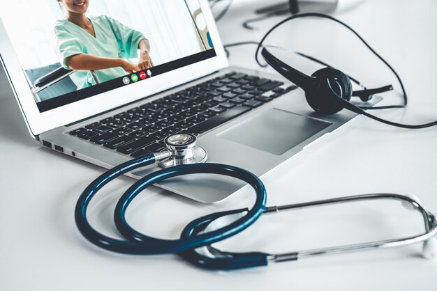 Telemedicine-service online videogesprek voor arts om actief met de patiënt te chatten