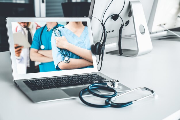 Telemedicine-service online videogesprek voor arts om actief met de patiënt te chatten