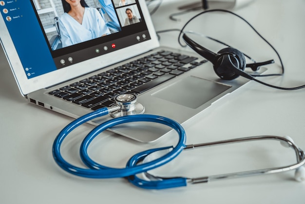 Telemedicine-service online videogesprek voor arts om actief met de patiënt te chatten