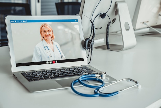 Telemedicine-service online videogesprek voor arts om actief met de patiënt te chatten