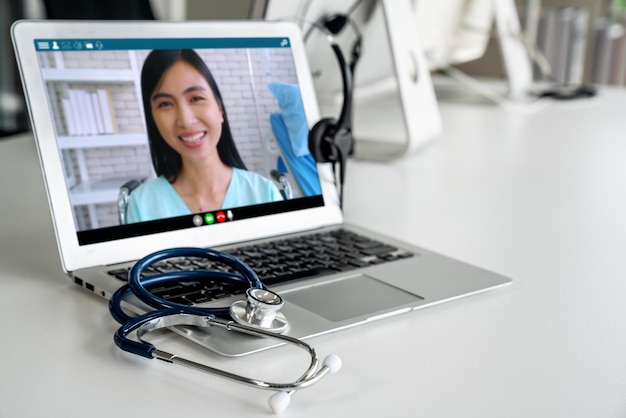 Telemedicine-service online videogesprek voor arts om actief met de patiënt te chatten