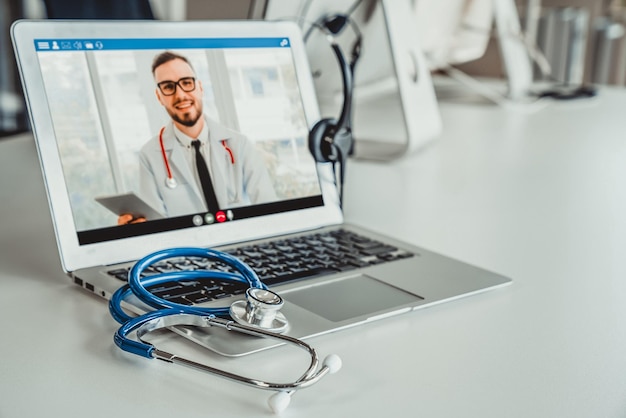 Telemedicine-service online videogesprek voor arts om actief met de patiënt te chatten