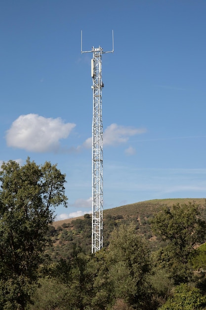 Foto antenna telefonica in campagna con cielo blu