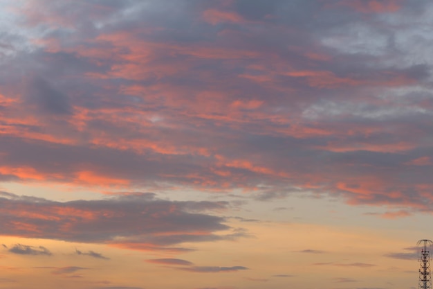 電話塔や電波塔と夕暮れの空