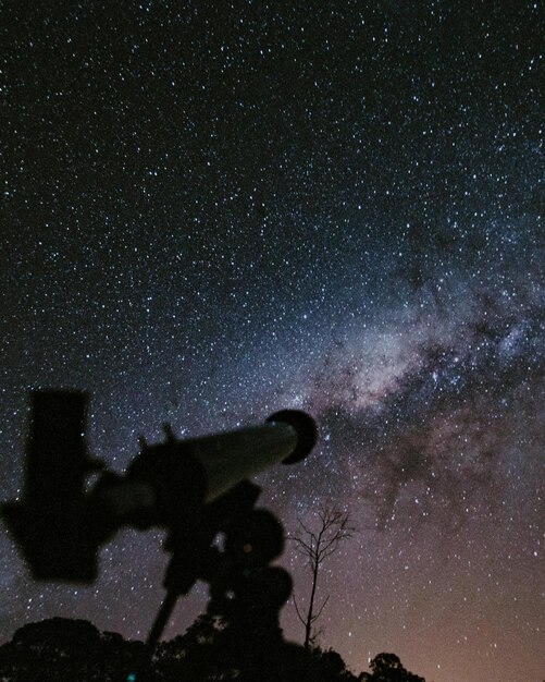 Foto fotografia notturna del telescopio che punta alla via lattea