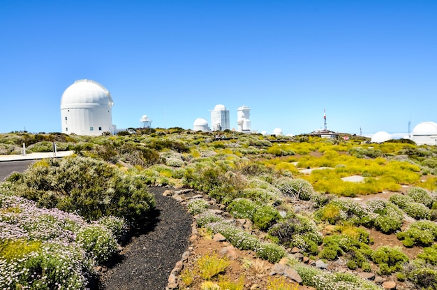 Фото Телескопы астрономической обсерватории тейде на тенерифе, испания.