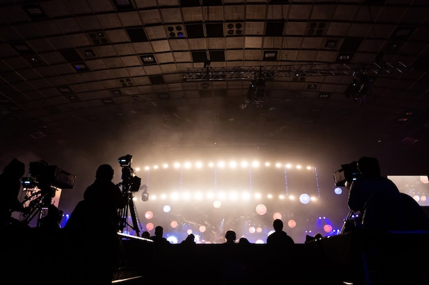 Televisie uitgezonden door een cameraman tijdens een concert. Camera met de machinist staat op het hoge platform.