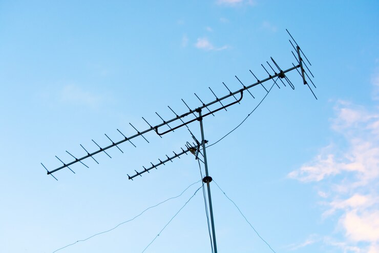 Televisies (TV) antennes analoog signaal met blueahemelachtergrond
