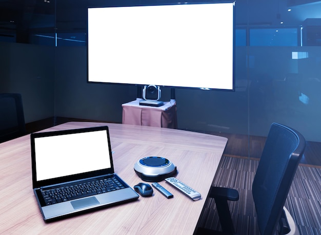 회의실에 디스플레이에 모형 흰색 화면이 있는 TV 및 노트북