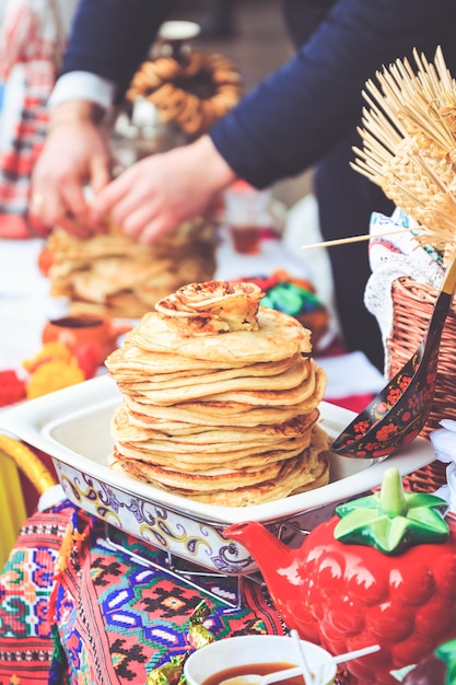 Teller met pannenkoeken tijdens de vakantie Maslenitsa in Gomel Wit-Rusland