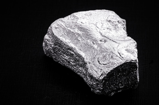 Tellurium is een vast chemisch element dat in de metallurgie wordt gebruikt in legeringen voor gietijzer, roestvrij staal, koper en loodlegeringen.