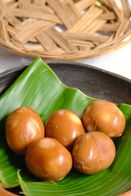 텔루르 핀당. 텔루르 케캅. 향신료와 간장으로 맛을 낸 삶은 계란. 인도네시아 음식.