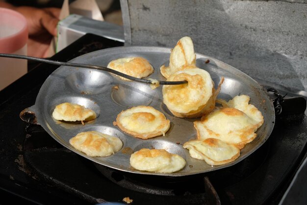 Foto telur puyuh goreng uova di quaglia fritte spuntino per bambini fatto con spuntino di quaglia cibo indonesiano