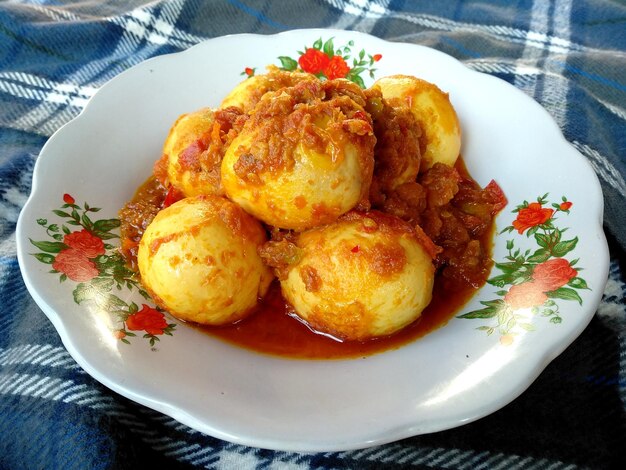 접시에 삼발 토마토 소스를 곁들인 텔루르 삼발 토마토 또는 계란