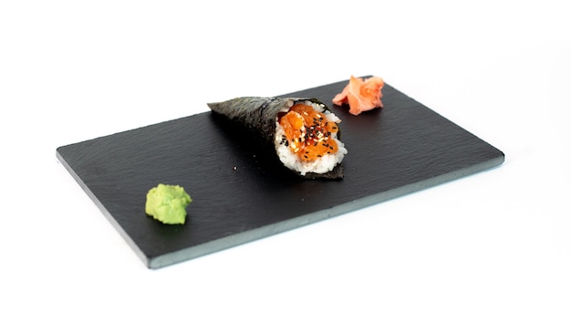 Temaki de tartaar van zalm met mayonesa en sesamo