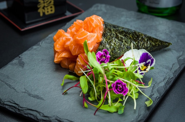 Sushi temaki. cucina tradizionale giapponese, temaki al salmone premium decorato in un ambiente elegante.