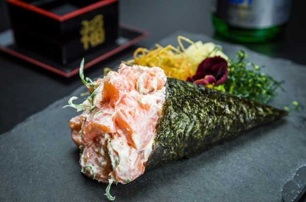 Temaki 초밥. 우아한 분위기의 전통 일본 요리, 크림 치즈를 곁들인 프리미엄 연어 테마 키.