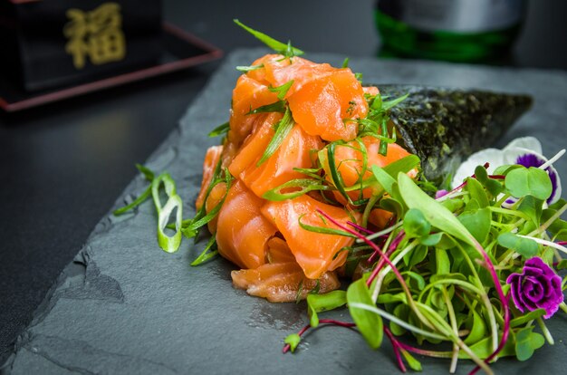 Temaki sushi. Traditionele Japanse keuken, premium zalm Temaki ingericht in een elegante setting.