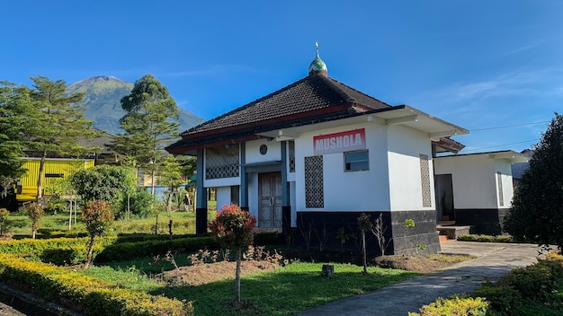 Temanggung 2022 年 12 月 青い空を背景に山のふもとの景色