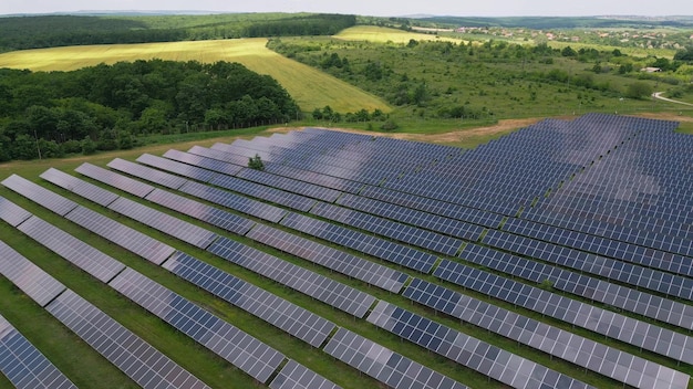 Temidden van een weelderige weide en bos staan zonnepanelen hoog in het vaandel om de energie van de zon te benutten Hun glanzende oppervlakken weerkaatsen de levendige lucht en creëren een betoverend zicht