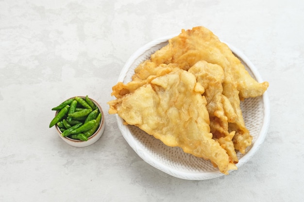 Tempe gembus, traditionele indonesische snack, gemaakt van gembus (gefermenteerde tofu-bezinksel), meel en prei.