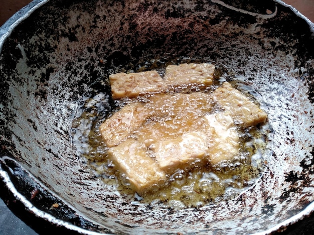 Tempe goreng of Fried Tempeh Indonesisch culinair eten