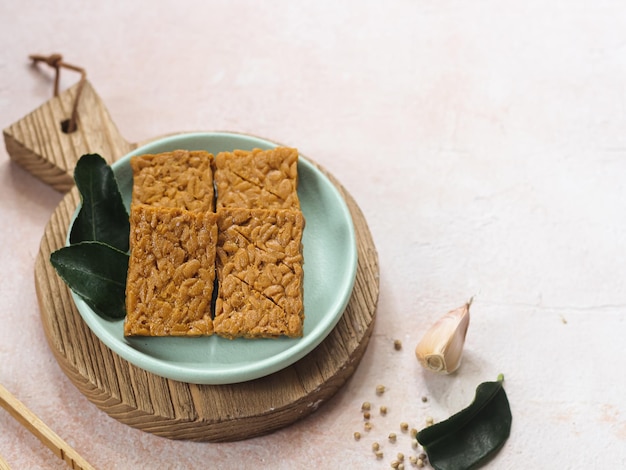 Tempe goreng of gebakken tempe geserveerd in een groene keramische plaat