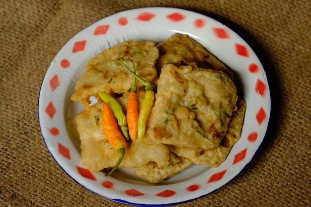 テンペメンドアン。タマネギ、ネギ、卵、ターメリックを小麦粉で揚げたテンペです。インドネシア料理。チリ。