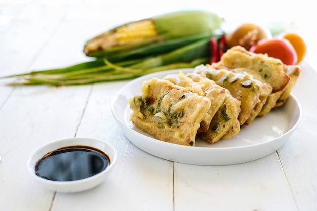 Tempe mendoan è un alimento tradizionale a base di tempeh ricoperto di pastella di farina con una miscela di porri affettati e spezie. cucinato friggendo