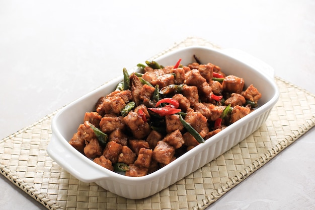 Tempe Orek of Roergebakken Tempeh, Indonesische Traditionele Keuken Gemaakt van Tempeh met Sojasaus of Palmsuiker Toegevoegd. Voeg soms chili toe om het pittig te maken