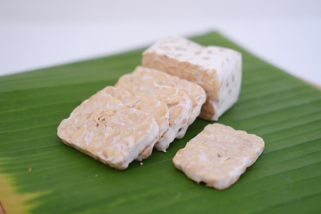 Photo tempe slices with foliage decoration