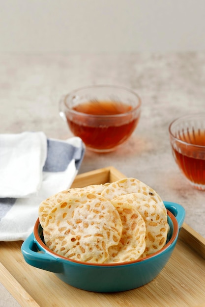 Tempeh chips o keripik tempe tempe croccante a fette sottili condito con aglio sale pepe e farina