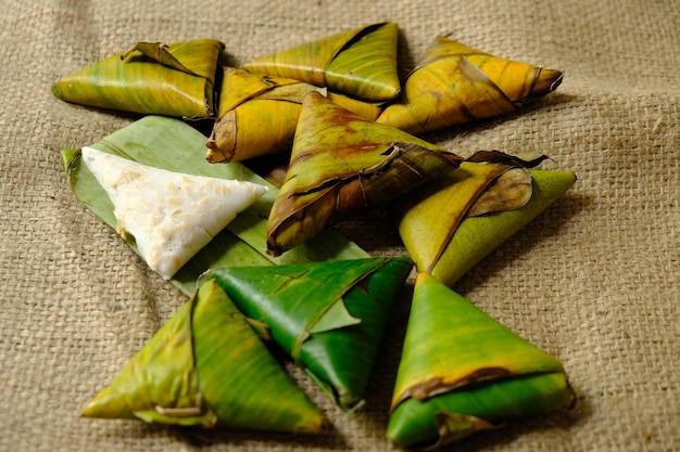 Tempeh is een superfood gemaakt van gefermenteerde sojabonen. tempeh gewikkeld in bananenbladeren. tempe Indonesië
