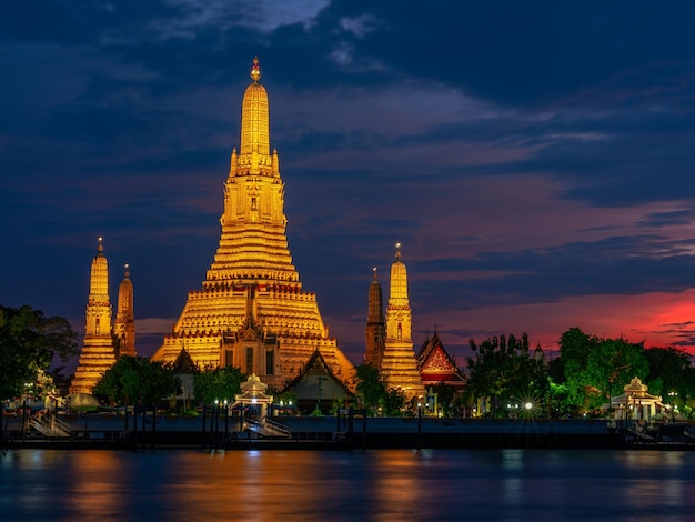 Foto tempel bij het meer in de schemering