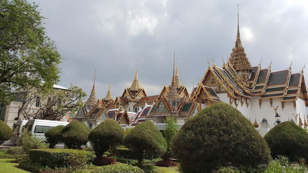 Tempel met grasveld op de voorgrond