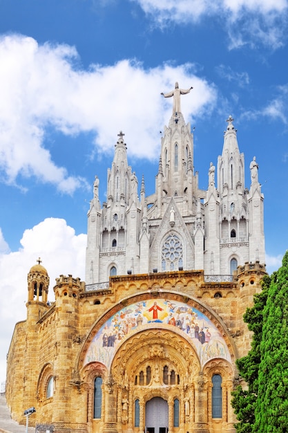 Tempel op de top van de berg Tibidabo, de Tempel van het Heilig Hart. Barcelona, Spanje.