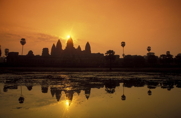 Tempel reflecteert in het meer tegen de hemel tijdens de zonsondergang