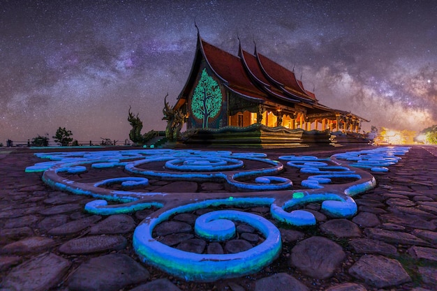 Tempel Sirindhorn Wararam Phuproud in de provincie Ubon Ratchathani 's nachts en de Melkweg is onze