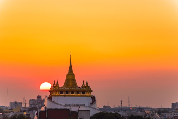 Tempel tegen de hemel tijdens zonsondergang