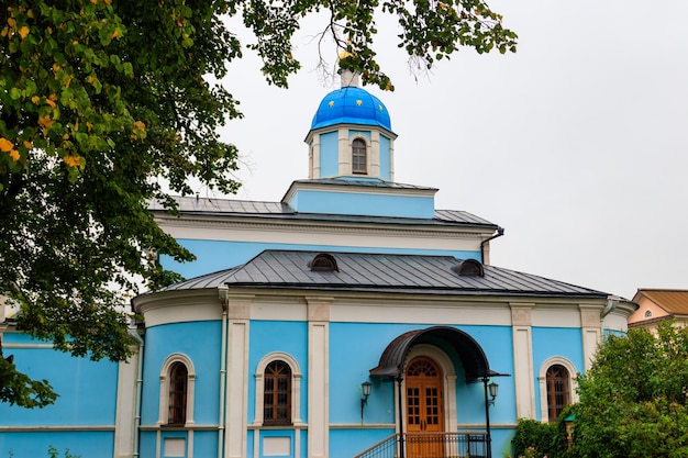 Tempel ter ere van het Vladimir-pictogram van de moeder van God van Optina-klooster Optina Pustyn letterlijk Opta's hermitage is een oosters-orthodox klooster in de buurt van Kozelsk in Rusland