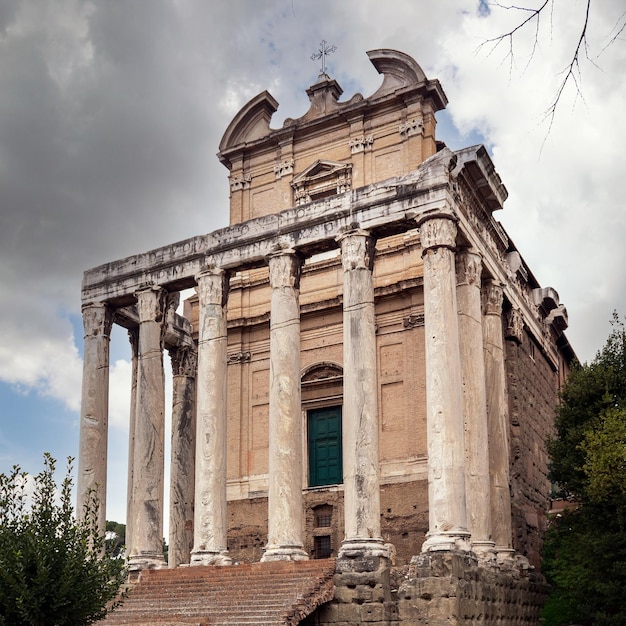 Foto tempel van antoninus en faustina