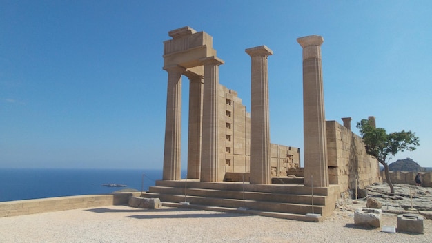 Tempel van Athena aan zee tegen een heldere hemel