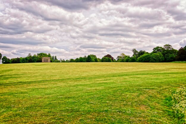 Tempel van concord in het park van audley end house in essex in engeland. het is een middeleeuws landhuis. nu staat het onder bescherming van het engelse erfgoed.