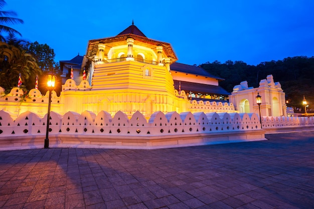 Tempel van de Heilige Tandrelikwie of Sri Dalada Maligawa in Kandy bij zonsondergang. Sacred Tooth Relic Temple is een boeddhistische tempel in het koninklijke paleiscomplex van het koninkrijk Kandy.