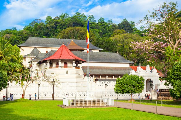 Tempel van de Heilige Tandrelikwie of Sri Dalada Maligawa in Kandy, Sri Lanka. Sacred Tooth Relic Temple is een boeddhistische tempel in het koninklijke paleiscomplex van het koninkrijk Kandy.