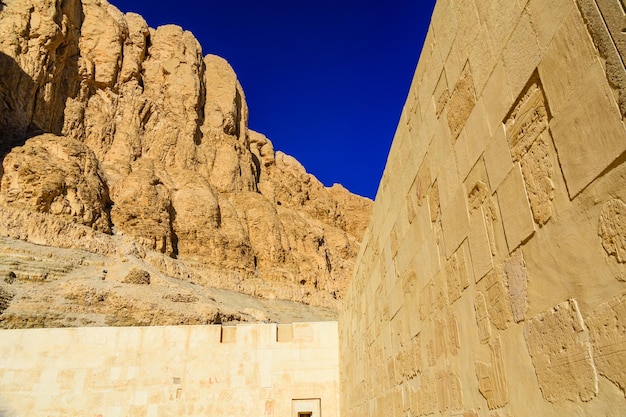 Tempel van Hatshepsut onder de hoge kliffen in Luxor, Egypte