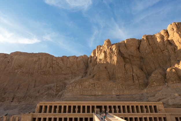 Tempel van koningin Hatsjepsoet, uitzicht op de tempel in de rots in Egypte